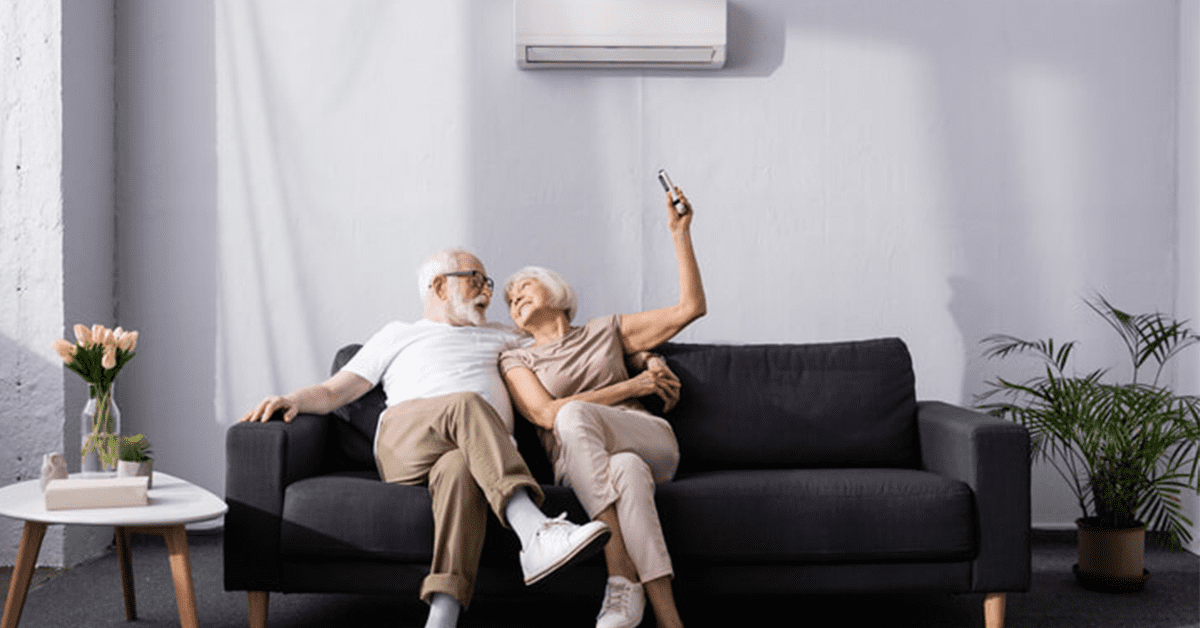 Couple âgé assis sur le siège active le système de ventilation